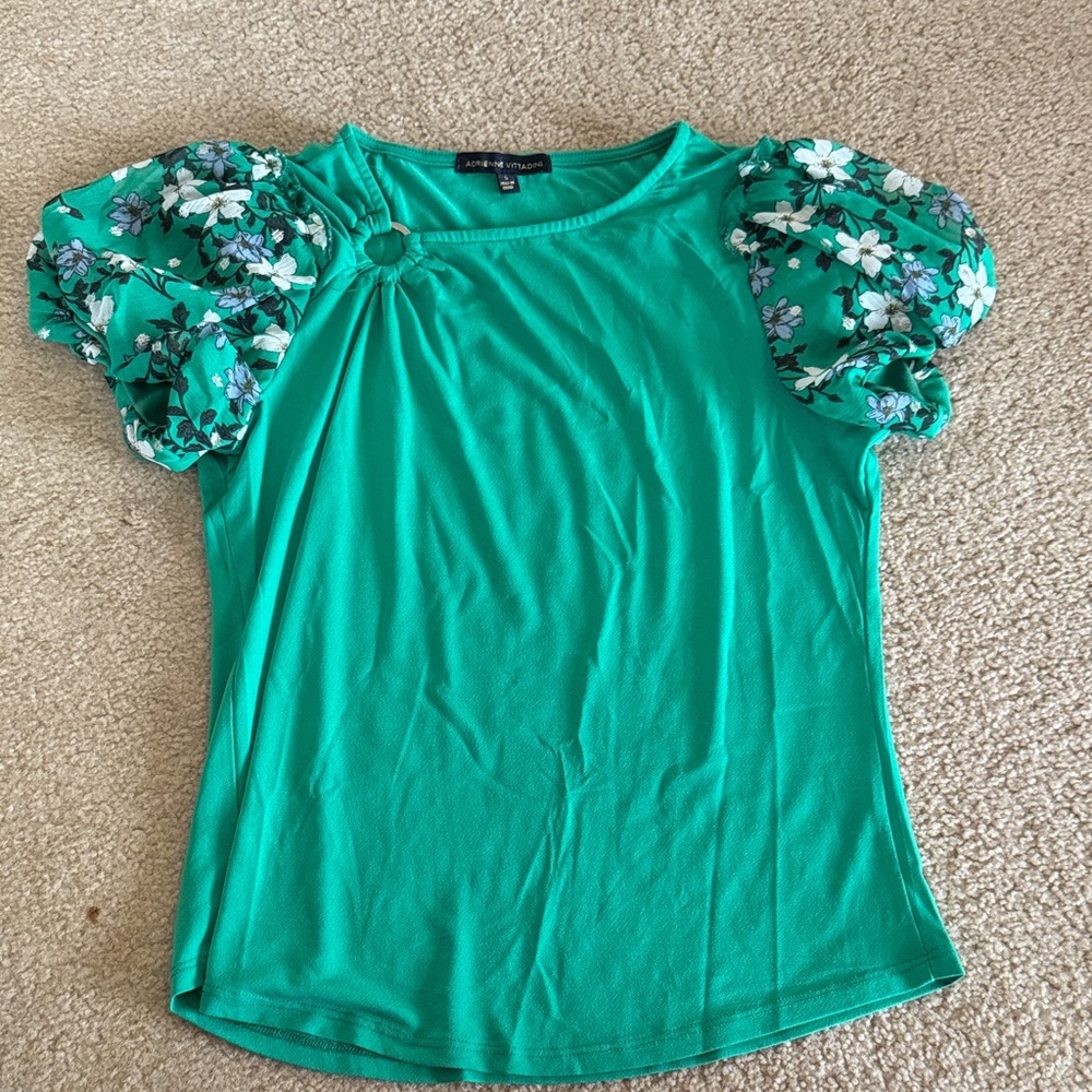 Adrienne Vittadini Green Top with Floral Sleeves
